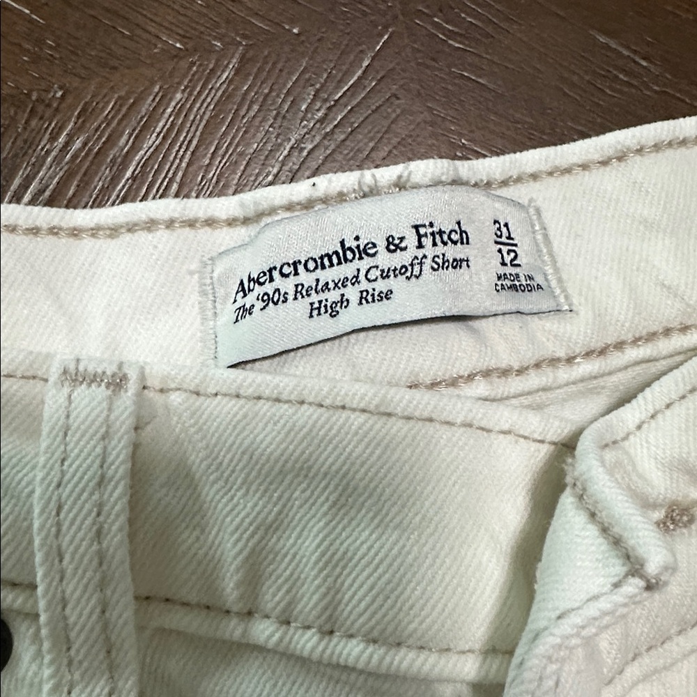 A&F 90’s Relaxed High Rise Cutoff Short - Picture 2 of 3